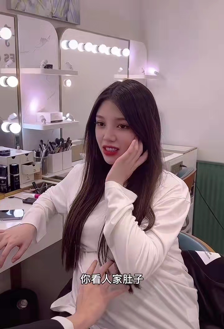 小猪先生终于官宣领证！不忘带货送香水，还戴假戒指晒照被群嘲