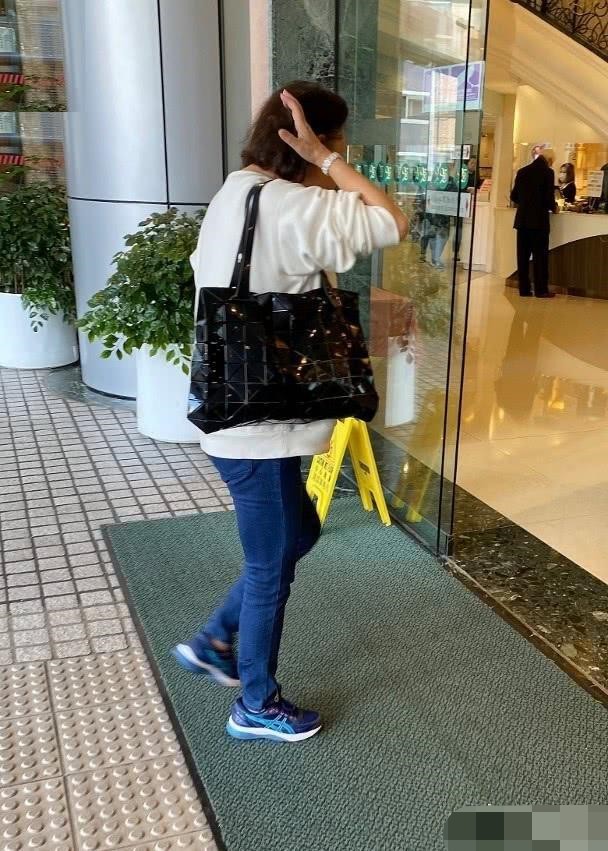 赌王何鸿燊疑病情加重,三太四太现身表情严肃,二人打扮却差距大