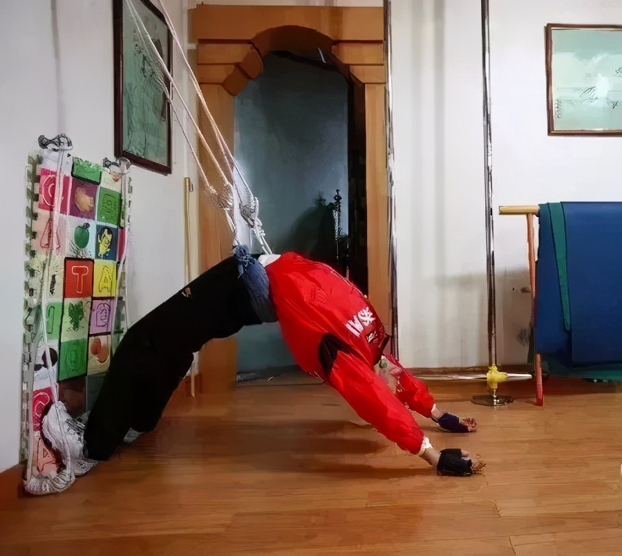 丁大爷,60多岁大爷练习瑜伽像20岁小伙子