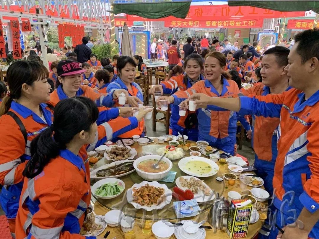 有年饭、有礼品、有欢声笑语…昨天,屯昌百余人在这欢聚一堂…