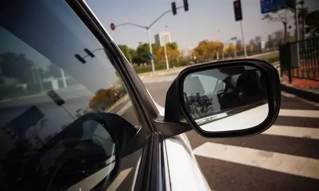 后视镜小圆镜有什么用,车后视镜小圆镜有什么作用