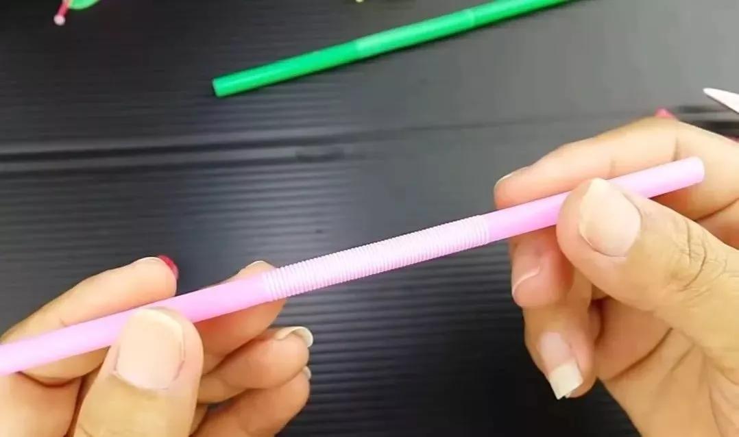 七彩的吸管剪一剪,DIY的蜗牛,天鹅,简直太像了(附教程)