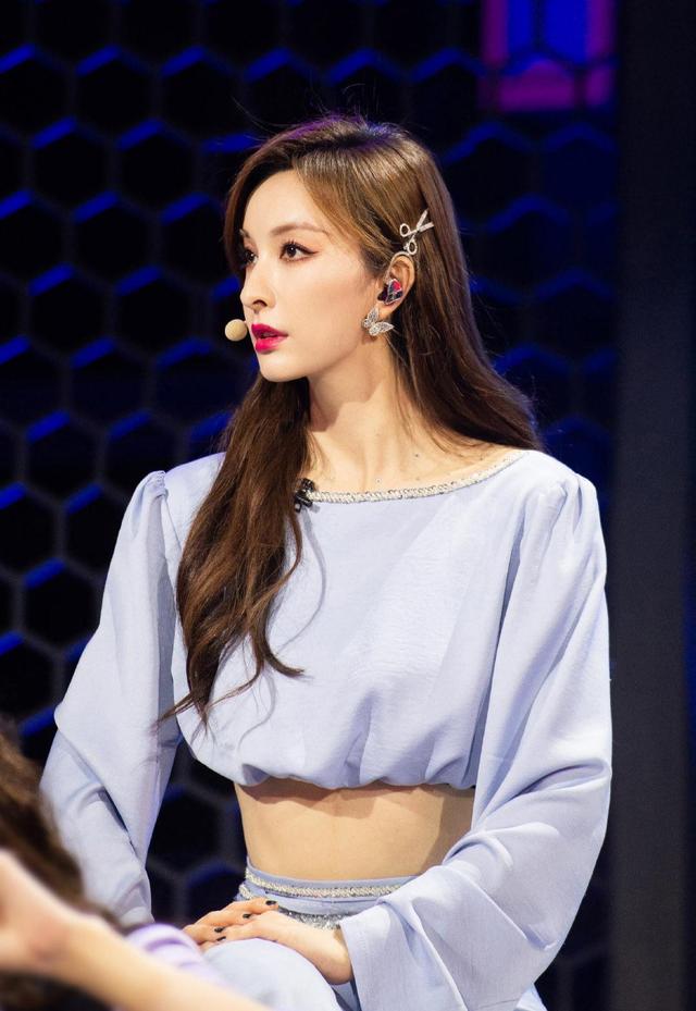 吴昕金属光泽吊带裙时髦,吴昕黑色衬衫高腰短发