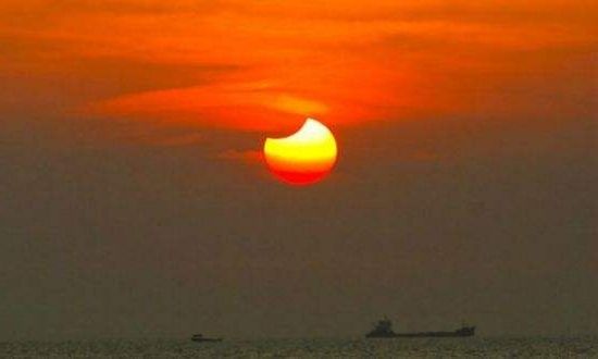 月球在什么位置会发生日食现象,日食是不是地球挡住了太阳光