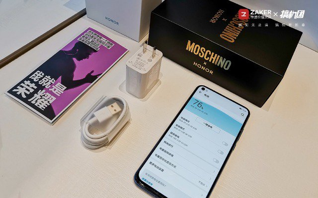 挖孔屏好用吗，相机自带8倍镜，能玩英雄联盟：荣耀V20体验