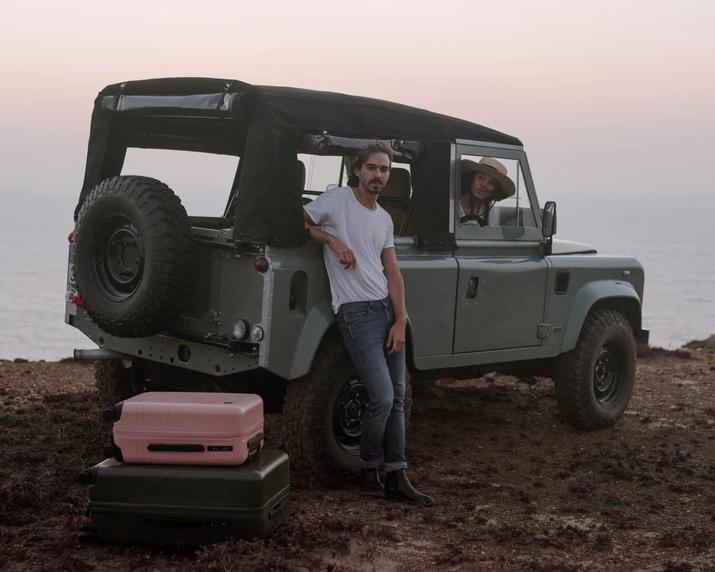 带着时尚去旅行MONOSTRAVEL箱包皮具的拉杆箱必不可少