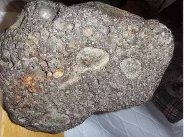 怎么判断一块石头是不是陨石,一块石头有黑斑处有磁性是陨石吗