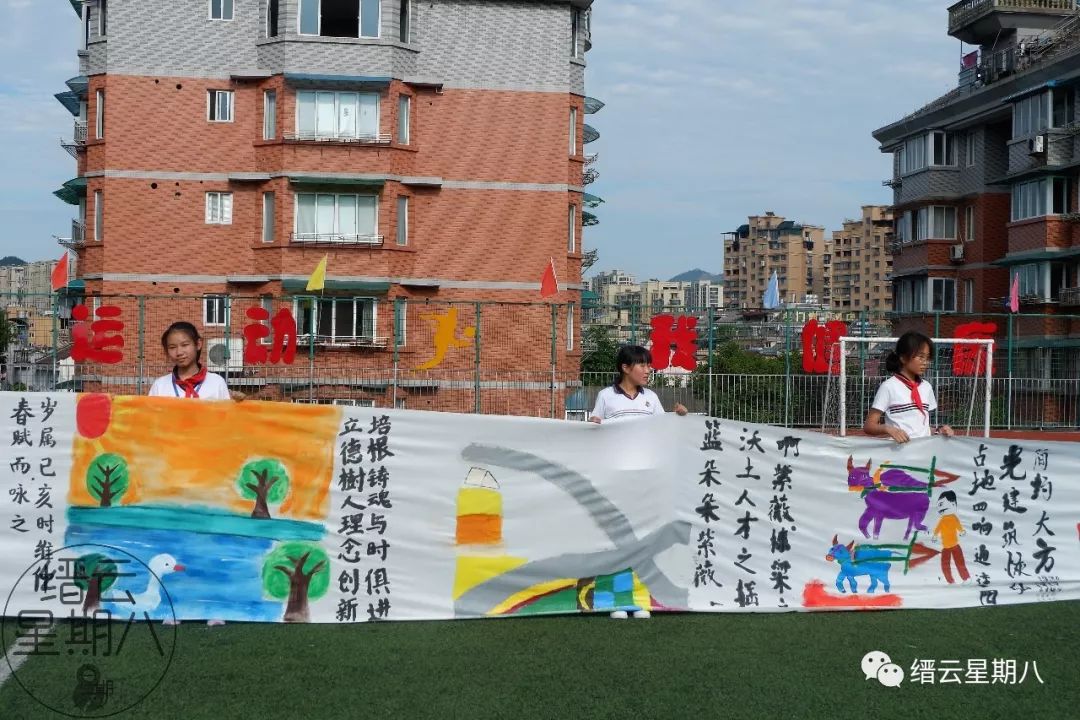 画一幅与校园足球有关的绘画,校园足球绘画又难又好看