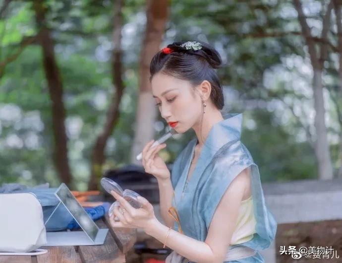 湖北95后女孩拍摄56个民族服饰,湖北女孩耗时247天拍摄56民族服饰