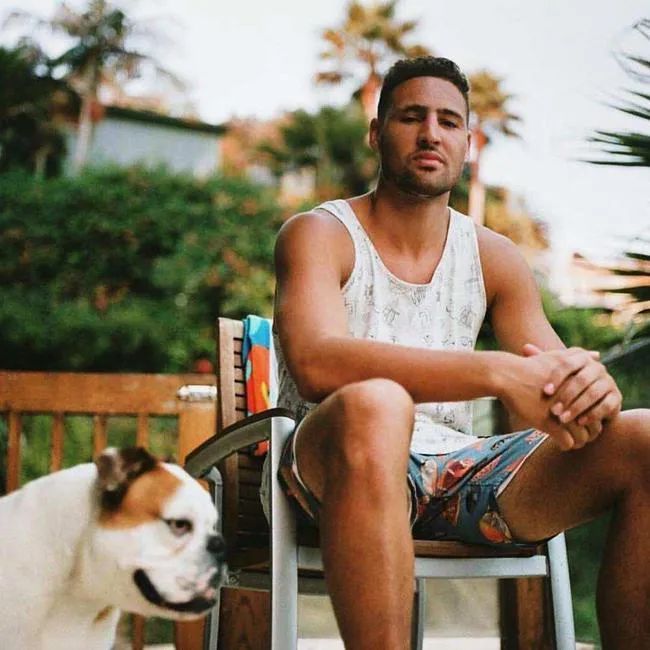 不是吧！还在健身房大汗淋漓，人家“坐着发呆”就健身了