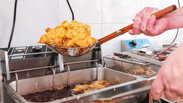 藏在厦门老社区的夫妻炸料摊，20元吃遍鲨鱼鸡腿醋肉菜丸