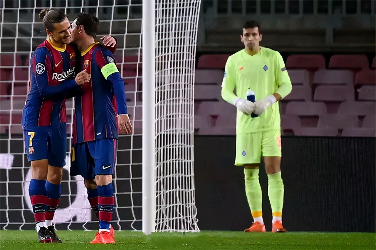 梅西散步不防守,梅西不上场现场球迷反应