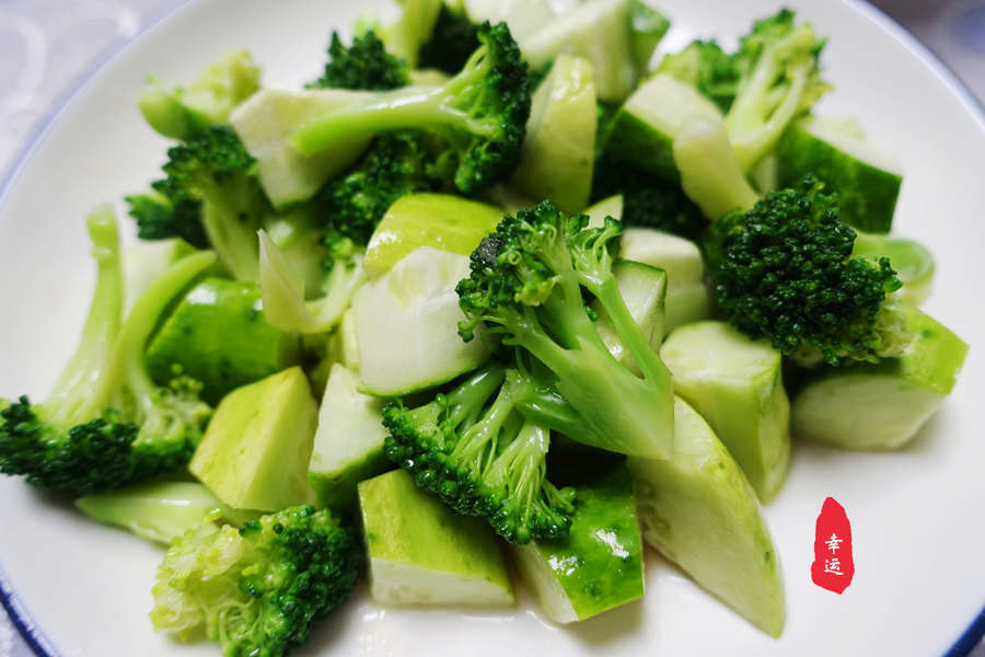 清蒸鲈鱼最简单最好吃的家常做法,清蒸鲈鱼最正宗的做法