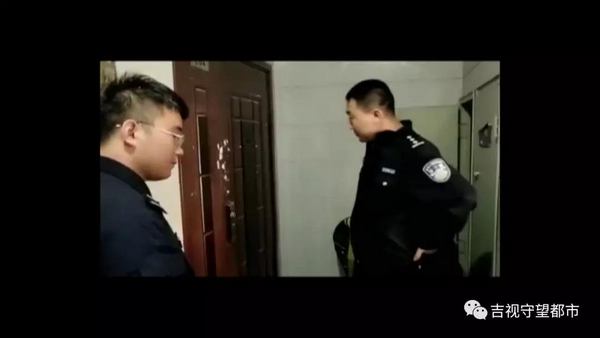 女老赖撕咬执法人员当众脱裤裸露*体下**耍泼