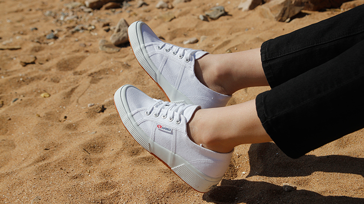 鞋男款显高帆布鞋怎么搭配,小白鞋和帆布鞋哪个显高