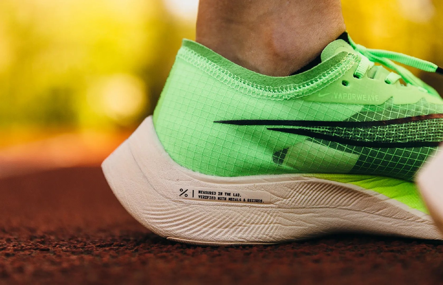 耐克男士超跑跑鞋,nike全新款2000块钱