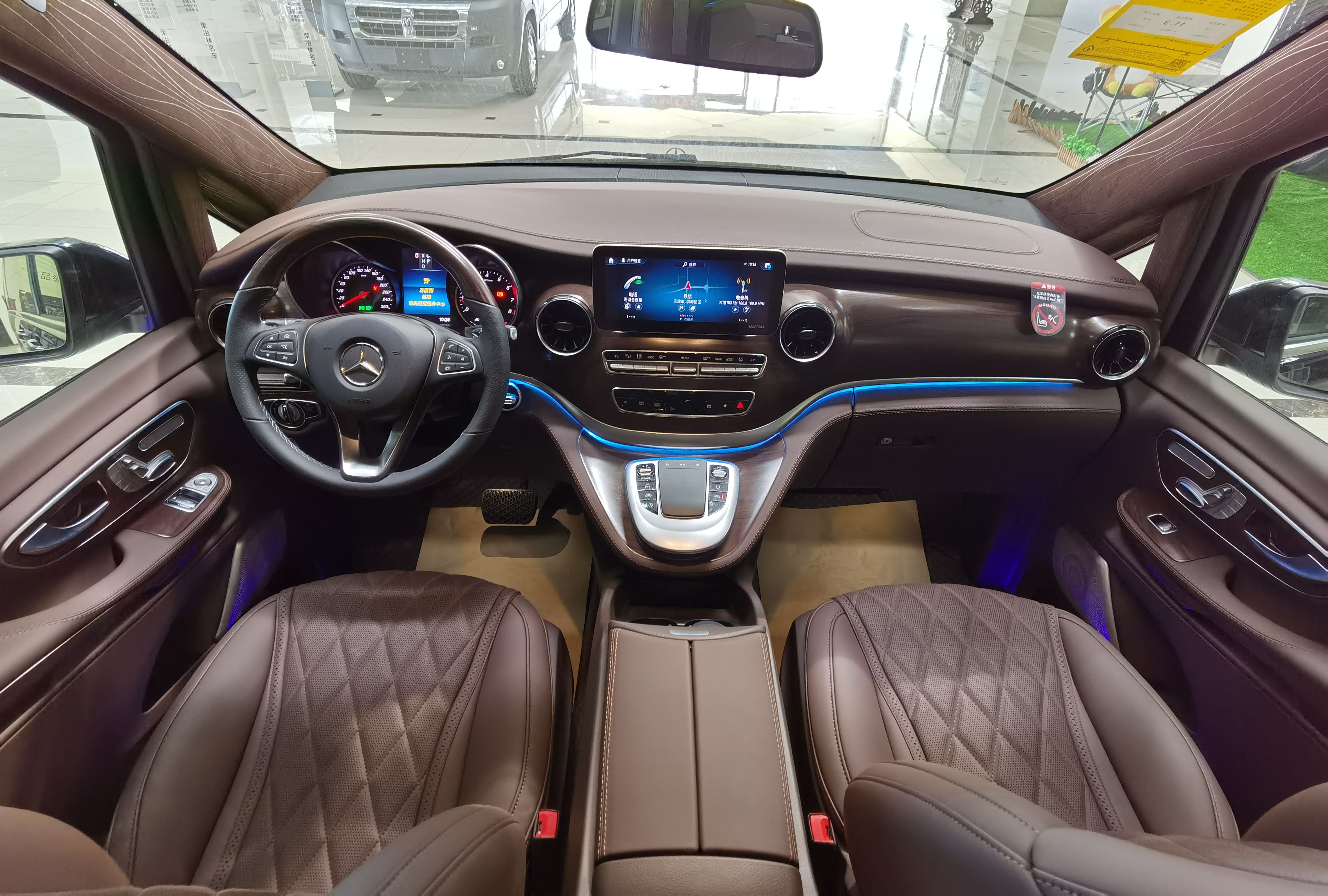 从简约到惊艳，奔驰V级商务车巅峰对决，同样的价格你会选谁？