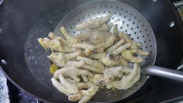 柠檬鸡爪做法家庭版简单不辣无骨,柠檬鸡爪这样做超好吃酸辣开胃