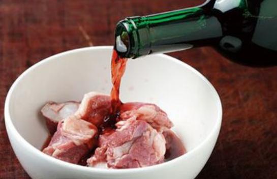 炒菜怎样正确使用料酒,为什么料酒做菜味道很大