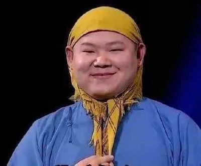 7岁女童案板下学习一个月走红,湖北7岁女孩躲菜市场案板下上课