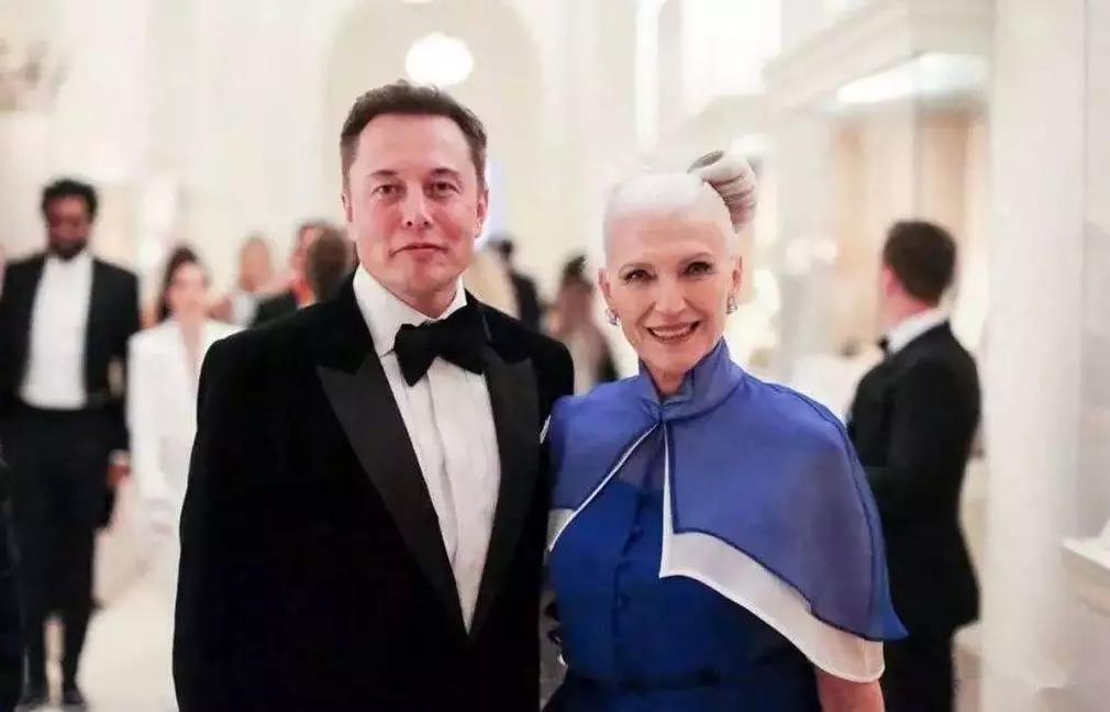 60岁拍裸照,惊艳T台,培养出身价200亿儿子:年龄从来不是问题