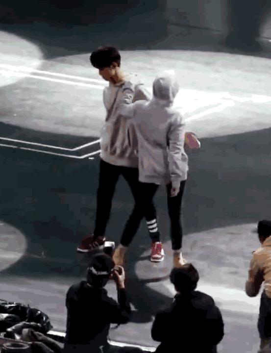 王俊凯推易烊千玺蹲着,王俊凯易烊千玺摸头