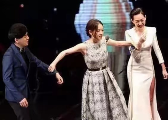 明星遇到哪些尴尬的场面,明星之间有哪些尴尬的事