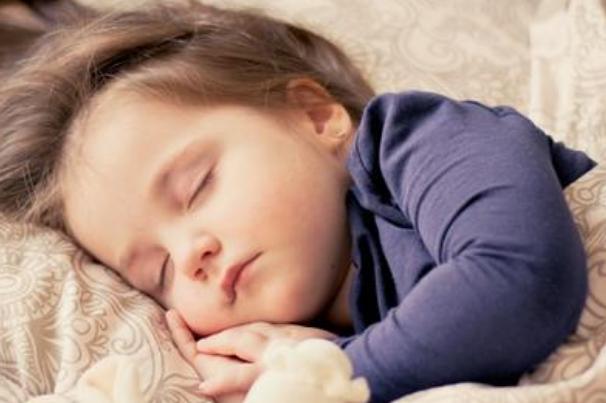 孩子做噩梦了怎么安慰她,孩子做噩梦了老是害怕怎么解决