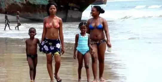 我在非洲开挖机：出门要带AK47，月薪10000+！