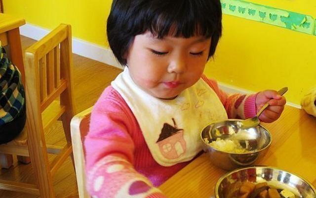 2岁男童上吐下泻发烧,2岁孩子上吐下泻厉害要去医院吗