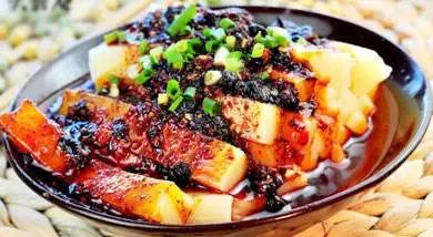 70岁老人卖凉粉视频,70岁老夫妻月入4千