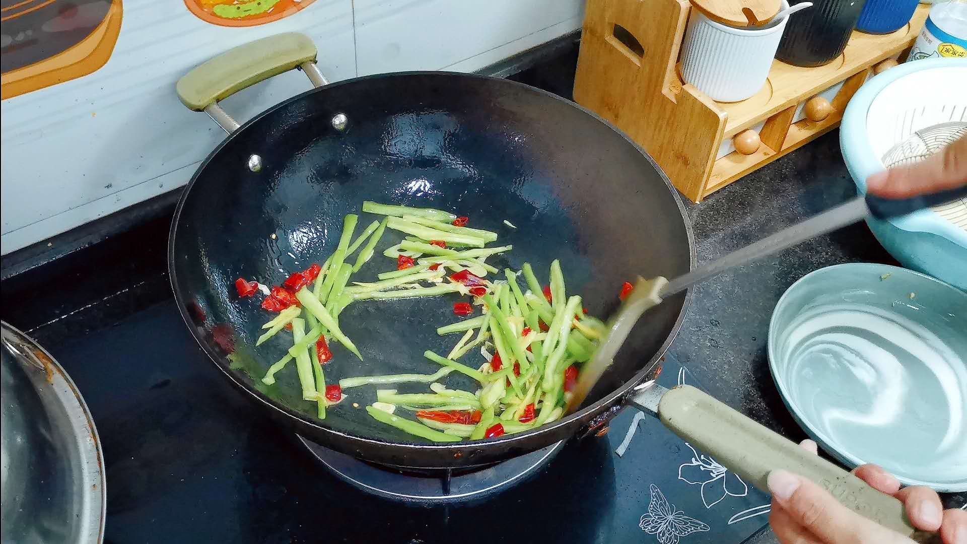 炒土豆丝要不要用开水焯一下,炒土豆丝要不要开水焯水