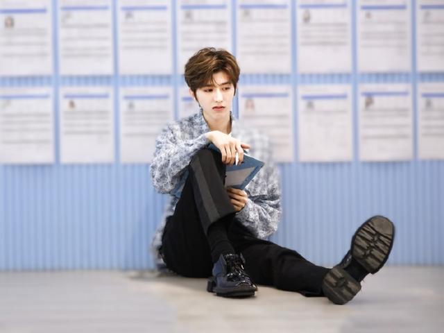 蔡徐坤红格子衬衫照片舞台,蔡徐坤复古西装造型