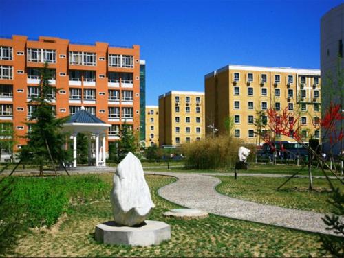 民办二本大学，分数这么高，是因为学校在北京吗？