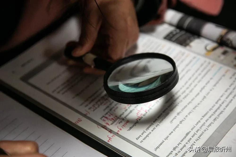 忻州一老师深度近视，学校为她定制了“放大版教材”，背后的故事很暖心