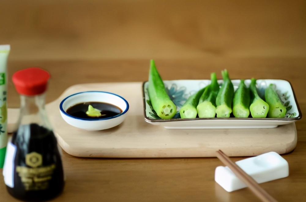 芥末是用什么做的为什么是绿色的,芥末是治什么用的