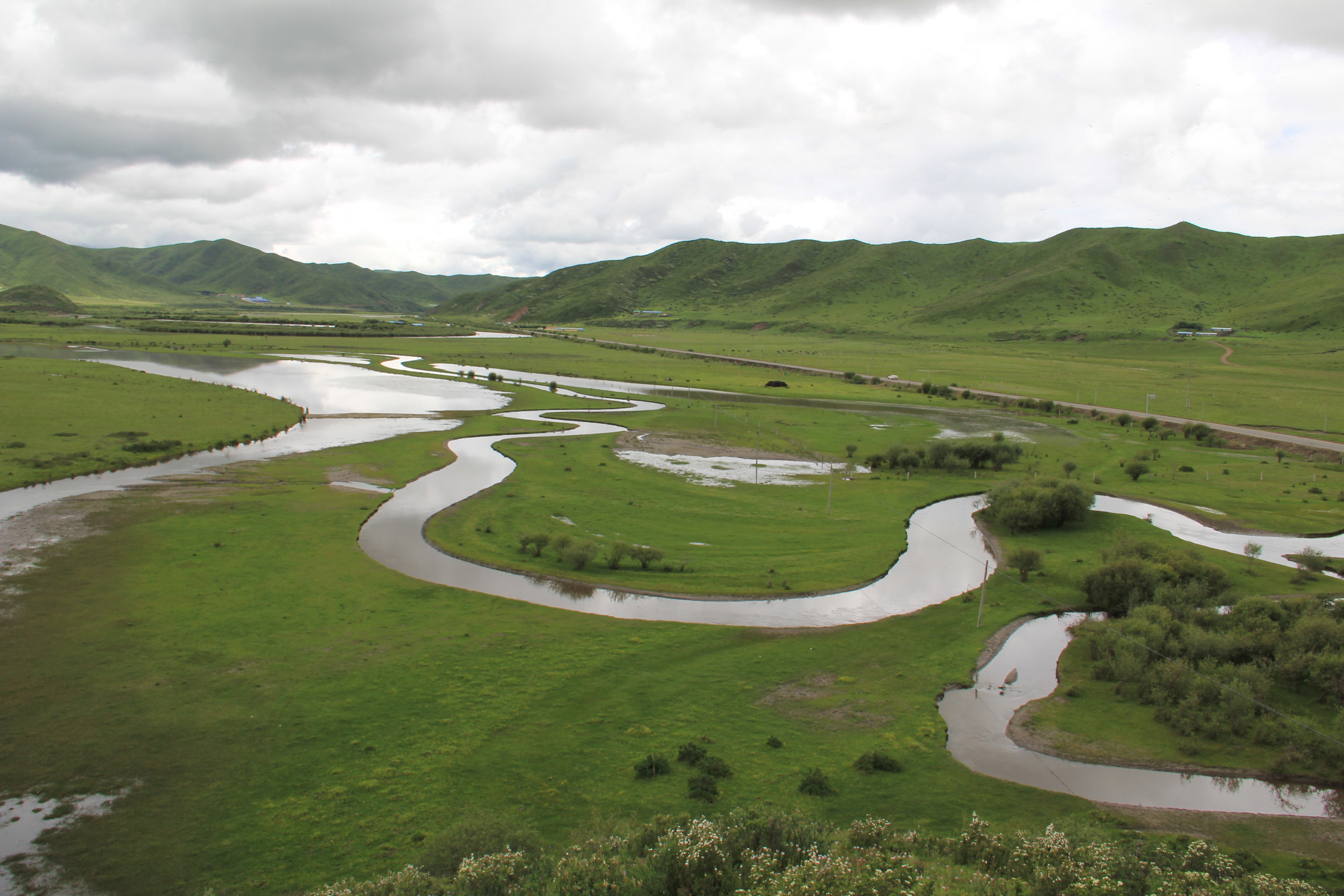 暂离城市的喧嚣，来拥抱若尔盖大草原，湖在天上，天在湖中
