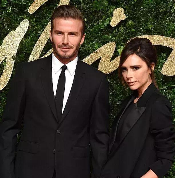 年轻时的贝克汉姆和维多利亚,贝克汉姆维多利亚为何拄拐杖