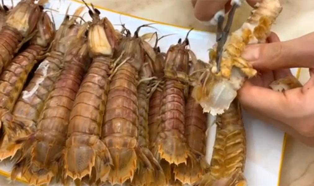 原来皮皮虾剥皮这么简单，一根筷子一撕就行？再也不怕扎手指了