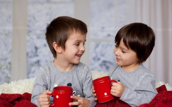 孩子好奇触摸*处私**，是对身体的探索，父母的态度决定他对性的认识