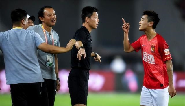 中国足球职业球员抽烟,中国足球教练违规吗