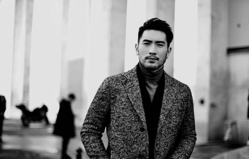 高以翔灵堂外有人售花敛财，还有人线上集资，经纪公司紧急发声明