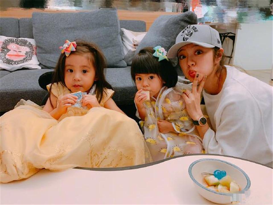 14岁姐姐“哄”弟弟的方式火了，看到这样和谐的画面，让人羡慕