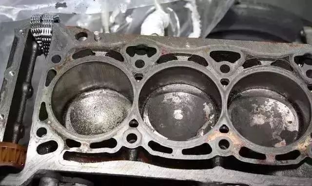 使用假机油的六大危害,辨别假机油最有效的方法