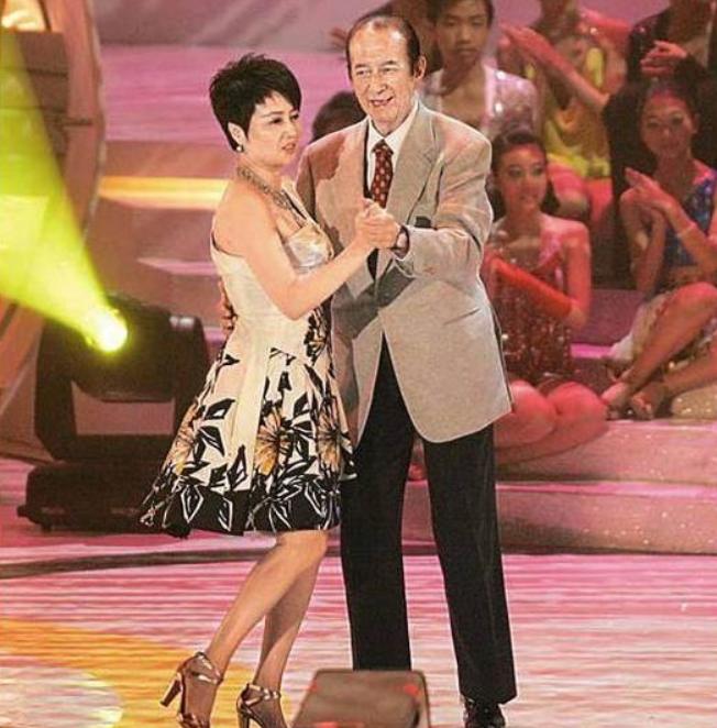 叛逆千金何超盈：未婚先孕，闪婚小8岁哈尔滨学霸，如今怎样了？