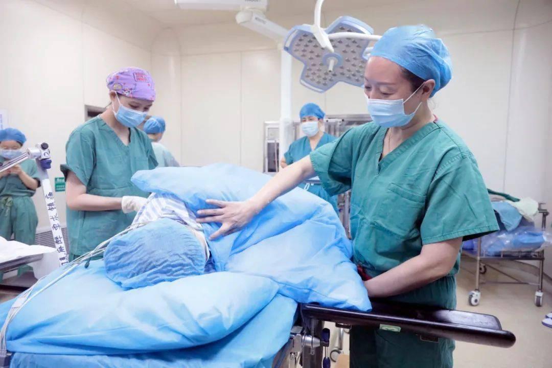 小s生三胎多少岁剖腹,小s剖腹产怎么修复的