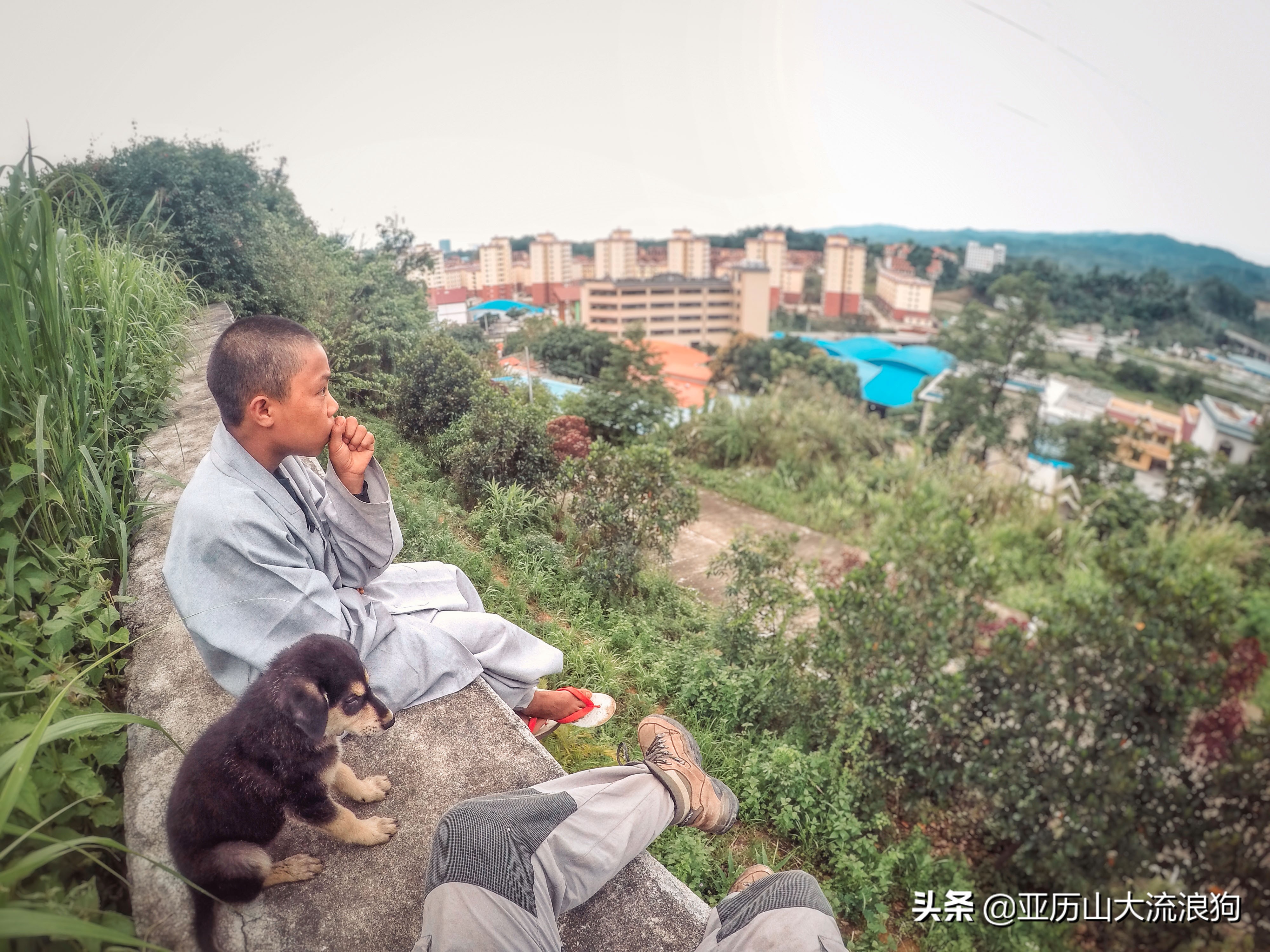 中缅边境的佛寺,旅途中遇到藏区僧人