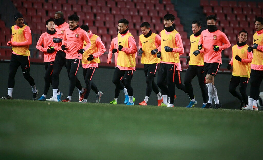 恒大冬季训练足球服,张琳芃保利尼奥