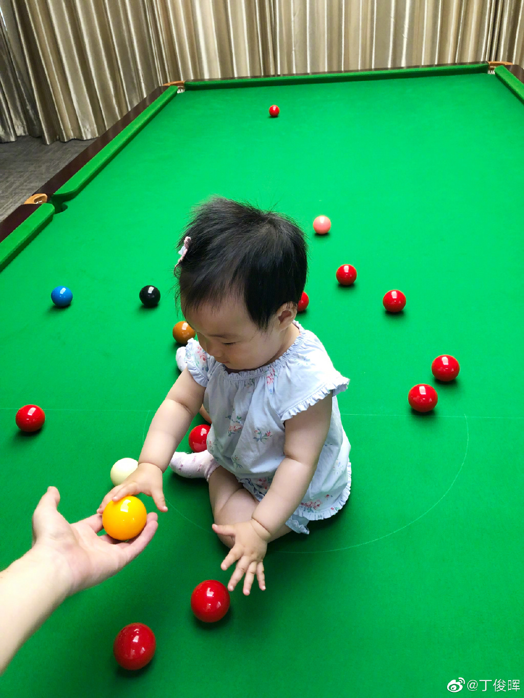 32岁丁俊晖带女儿抓娃娃！穿粉色上衣很潮，女儿肉嘟嘟小脸很像爸