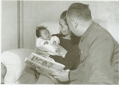 儒将陈毅：军大衣里藏情书，用诗词与家人交流，与儿子对弈常悔棋